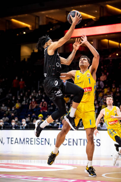 巴克利称赞雷霆如活塞，强调其阵容深度和防守坚韧，但提醒其成为目标将带来挑战。