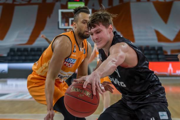 对于阿尔瓦 对于阿尔瓦